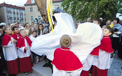 Plac zamarł, gdy dzieci odsłaniały pomnik. Jaki on jest? Wreszcie stało się jasne