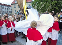 Plac zamarł, gdy dzieci odsłaniały pomnik. Jaki on jest? Wreszcie stało się jasne