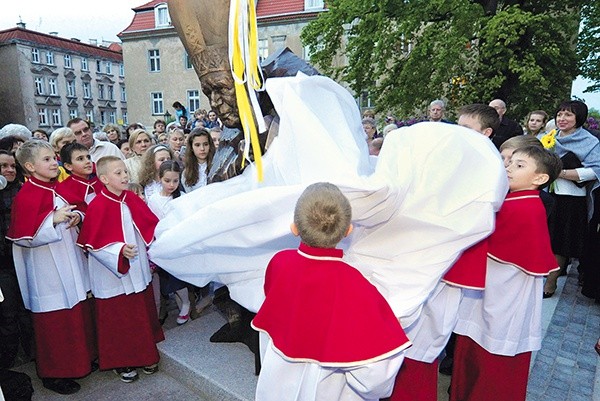 Plac zamarł, gdy dzieci odsłaniały pomnik. Jaki on jest? Wreszcie stało się jasne