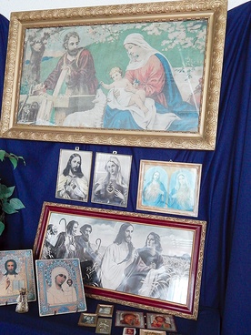  Wystawa obrazków i obrazów ze świętymi powstała dzięki wrażliwości mieszkańców gminy Rudna, dla których te ulotne i czasami już niemodne dewocjonalia to część ich rodzinnych dziejów