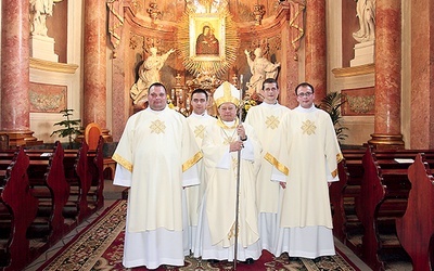 Diakoni z bp. Gerardem Kuszem (od lewej): Piotr Kwaśniok, Tadeusz Górny, Damian Kwak i Krzysztof Ruciński