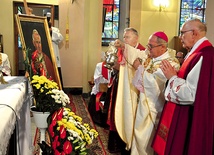 Bp Enrico dal Covolo  przed relikwiami i obrazem  św. Jana Pawła II