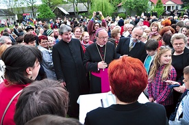 Abp Zygmunt Zimowski i ks. proboszcz Remigiusz Stacherski wśród parafian z Popowa przy jubileuszowym torcie