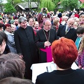 Abp Zygmunt Zimowski i ks. proboszcz Remigiusz Stacherski wśród parafian z Popowa przy jubileuszowym torcie