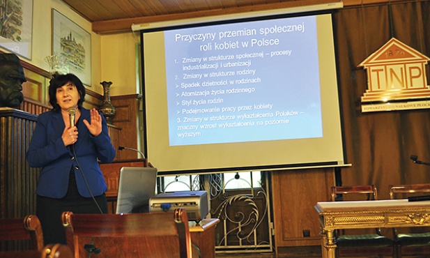 Dr Liliana Tomaszewska mówiła o roli kobiet we współczesnym społeczeństwie. Jej wykład był przyczynkiem do ożywionej dyskusji o gender w Towarzystwie Naukowym Płockim 
