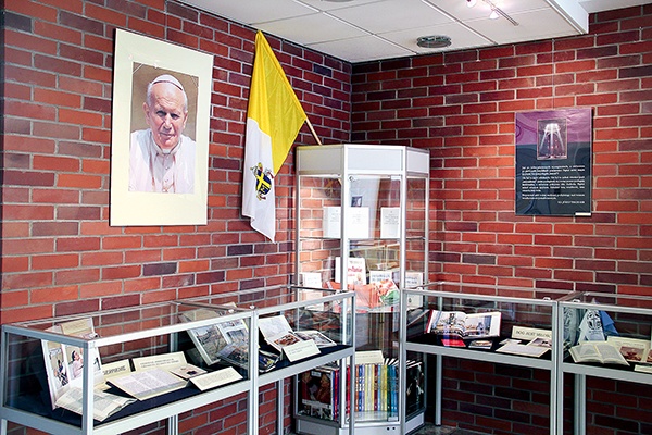 Wystawa „Przyjaciel Boga i ludzi” prezentuje najważniejsze wypowiedzi św. Jana Pawła II 
