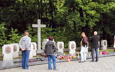 Pod krzyżem na mogile obrońców Westerplatte często modlą się wierni