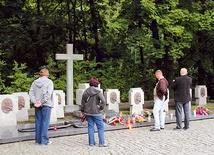 Pod krzyżem na mogile obrońców Westerplatte często modlą się wierni