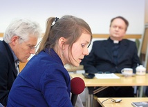 Od lewej: Edward Skubisz, Anna Siemieniec, ks. Piotr Tarlinski