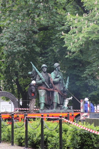 Demontaż pomnika żołnierzy sowieckich