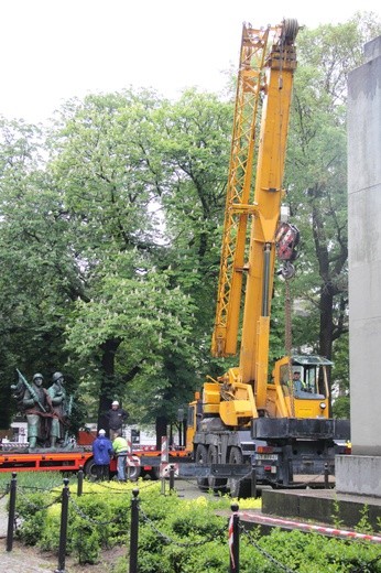 Demontaż pomnika żołnierzy sowieckich