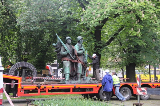 Demontaż pomnika żołnierzy sowieckich