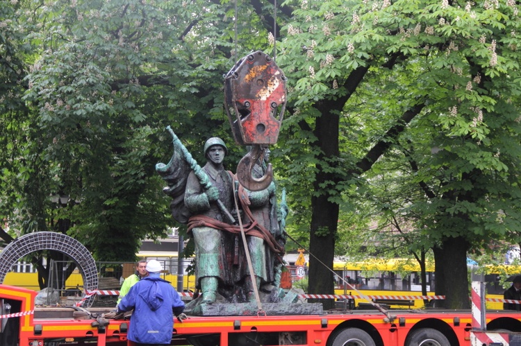 Demontaż pomnika żołnierzy sowieckich