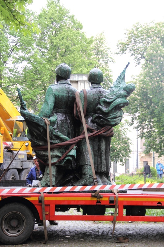 Demontaż pomnika żołnierzy sowieckich