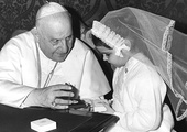 Na specjalnej audiencji Jan XXIII przyjął chorą 8-letnią Catherine Hudson z Oklahoma City