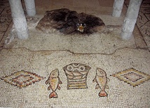 Mozaika w Tabgha nad Jeziorem Galilejskim. Przypommina o cudzie rozmnożenia 5 chlebów i 2 ryb