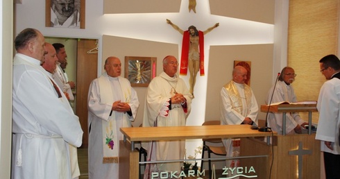 Podczas uroczystej Eucharystii bp Andrzej F. Dziuba poświęcił nową kaplicę szpitalną