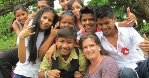 Agata Kamińska z młodzieżą w boliwijskiej parafii San Ramon