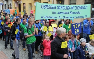 Ulicami Radomia przeszedł barwny korowód