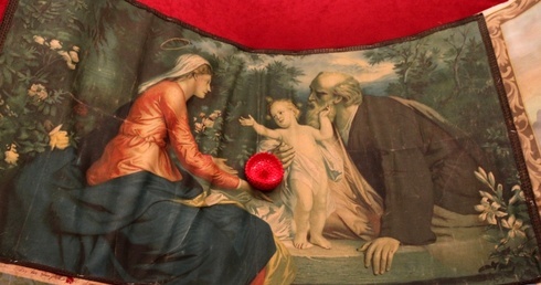 Krew i obrazy Matki Bożej