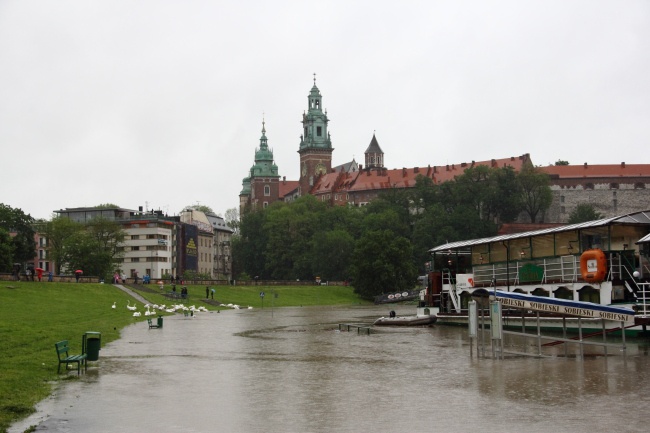 Zalane ścieżki na bulwarach wiślanych