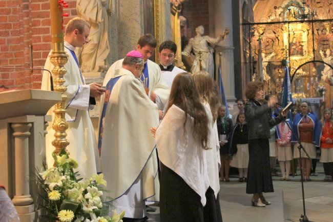 Pielgrzymka Dzieci Maryi i scholi do Rud