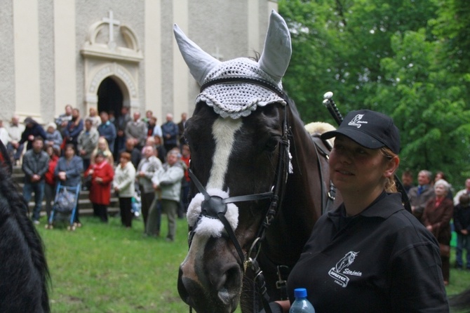 Jeźdźcy i zaprzęgi konne na pielgrzymce