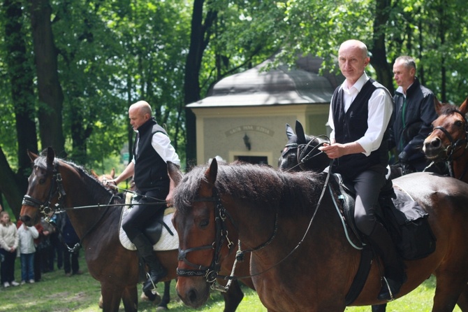 Jeźdźcy i zaprzęgi konne na pielgrzymce