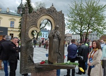 Papieskie rzeźby na nowotarskim rynku