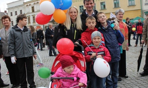 Ania i Michał Waszutowie z dziećmi - po raz drugi na marszu w komplecie!
