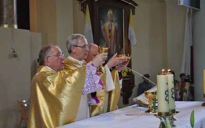 Diecezjalne dziękczynienie za św. Jana Pawła II odbyło się w kościele, który prawdopodobnie jest pierwszą świątynią w Polsce, dedykowaną polskiemu papieżowi zaraz po jego beatyfikacji