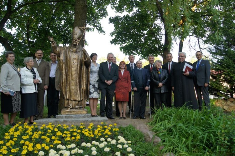Olsztynecki pomnik św. Jana Pawła II