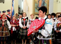 Wota dziękczynne ofiarowały wszystkie koła Żywego Różańca w parafii