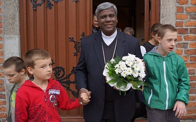  Edukację ubogich dzieci z diecezji Nellore, której ordynariuszem jest  bp Moses D. Prakasam, wspierają m.in. dzieci i seniorzy z Psiego Pola 