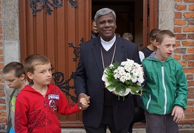  Edukację ubogich dzieci z diecezji Nellore, której ordynariuszem jest  bp Moses D. Prakasam, wspierają m.in. dzieci i seniorzy z Psiego Pola 