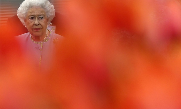 Elżbieta II wśród kwiatów