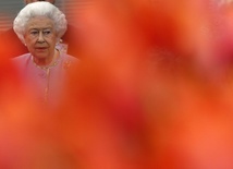 Elżbieta II wśród kwiatów