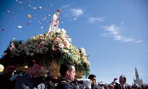  3.05.2014. Fatima. Portugalia. Dziesiątki tysięcy pielgrzymów z całego świata uczestniczyło w procesji z figurą Matki Bożej w fatimskim sanktuarium w 97. rocznicę objawień Maryi trzem pastuszkom