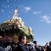  3.05.2014. Fatima. Portugalia. Dziesiątki tysięcy pielgrzymów z całego świata uczestniczyło w procesji z figurą Matki Bożej w fatimskim sanktuarium w 97. rocznicę objawień Maryi trzem pastuszkom