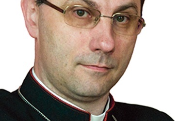 Bp Wojciech Polak urodził się w Inowrocławiu, ma 49 lat, święcenia kapłańskie przyjął w 1989 r., sakrę biskupią otrzymał w 2003 r. i został biskupem pomocniczym archidiecezji gnieźnieńskiej, od 2011 r. pełnił funkcję sekretarza generalnego Konferencji Episkopatu Polski. Jest doktorem teologii moralnej, pracę doktorską nt. eklezjalnego wymiaru grzechu i pojednania w posoborowym nauczaniu Kościoła obronił na Papieskim Uniwersytecie Laterańskim w Rzymie. Jest członkiem Rady Stałej KEP oraz Papieskiej Rady ...