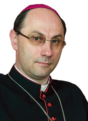 Bp Wojciech Polak urodził się w Inowrocławiu, ma 49 lat, święcenia kapłańskie przyjął w 1989 r., sakrę biskupią otrzymał w 2003 r. i został biskupem pomocniczym archidiecezji gnieźnieńskiej, od 2011 r. pełnił funkcję sekretarza generalnego Konferencji Episkopatu Polski. Jest doktorem teologii moralnej, pracę doktorską nt. eklezjalnego wymiaru grzechu i pojednania w posoborowym nauczaniu Kościoła obronił na Papieskim Uniwersytecie Laterańskim w Rzymie. Jest członkiem Rady Stałej KEP oraz Papieskiej Rady ...