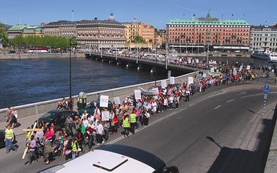 Tysiące ludzi idących za znakiem krzyża to nietypowy widok w stolicy Szwecji  