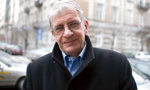 Prof. Wojciech Roszkowski jest historykiem i ekonomistą, był m.in. dyrektorem Instytutu Studiów Politycznych Polskiej Akademii Nauk, obecnie jest kierownikiem Katedry Stosunków Międzynarodowych Collegium Civitas