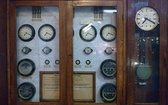 W Muzeum Kolejnictwa można oglądać imponującą kolekcję zegarów kolejowych i historycznych modeli (po prawej)  
