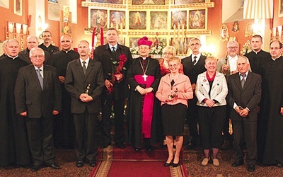  Statuetki wręczył bp Stefan Regmunt. We Mszy św. wzięli udział nie tylko bliscy i rodzina, ale także kapłani, przedstawiciele ruchów i stowarzyszeń oraz władze miejskie i wojewódzkie. Fotorelacja na: zgg.gosc.pl