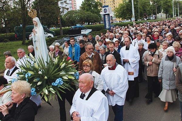  W procesji wzięli udział kapłani gorzowskich parafii, przedstawiciele stowarzyszeń i wspólnot, poczty sztandarowe, dzieci komunijne  oraz mieszkańcy miasta 