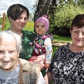  Cztery pokolenia: pani Irena, córka Maria (z prawej), wnuczka Dorota z prawnuczką Hanią 
