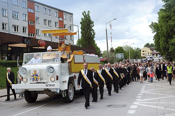 Relikwie papieża wiezione były samochodem marki Star, wierną repliką papamobile wykonanego w Starachowicach na pierwszą pielgrzymkę ojca świętego do Polski w 1979 r. 