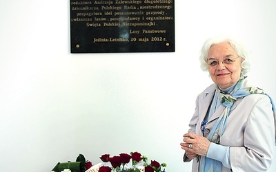  Bożena Zalewska pod tablicą upamiętniającą jej męża, red. Andrzeja Zalewskiego, znajdującą się w ośrodku  w Jedlni 