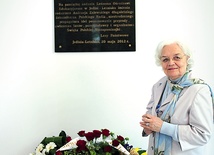  Bożena Zalewska pod tablicą upamiętniającą jej męża, red. Andrzeja Zalewskiego, znajdującą się w ośrodku  w Jedlni 